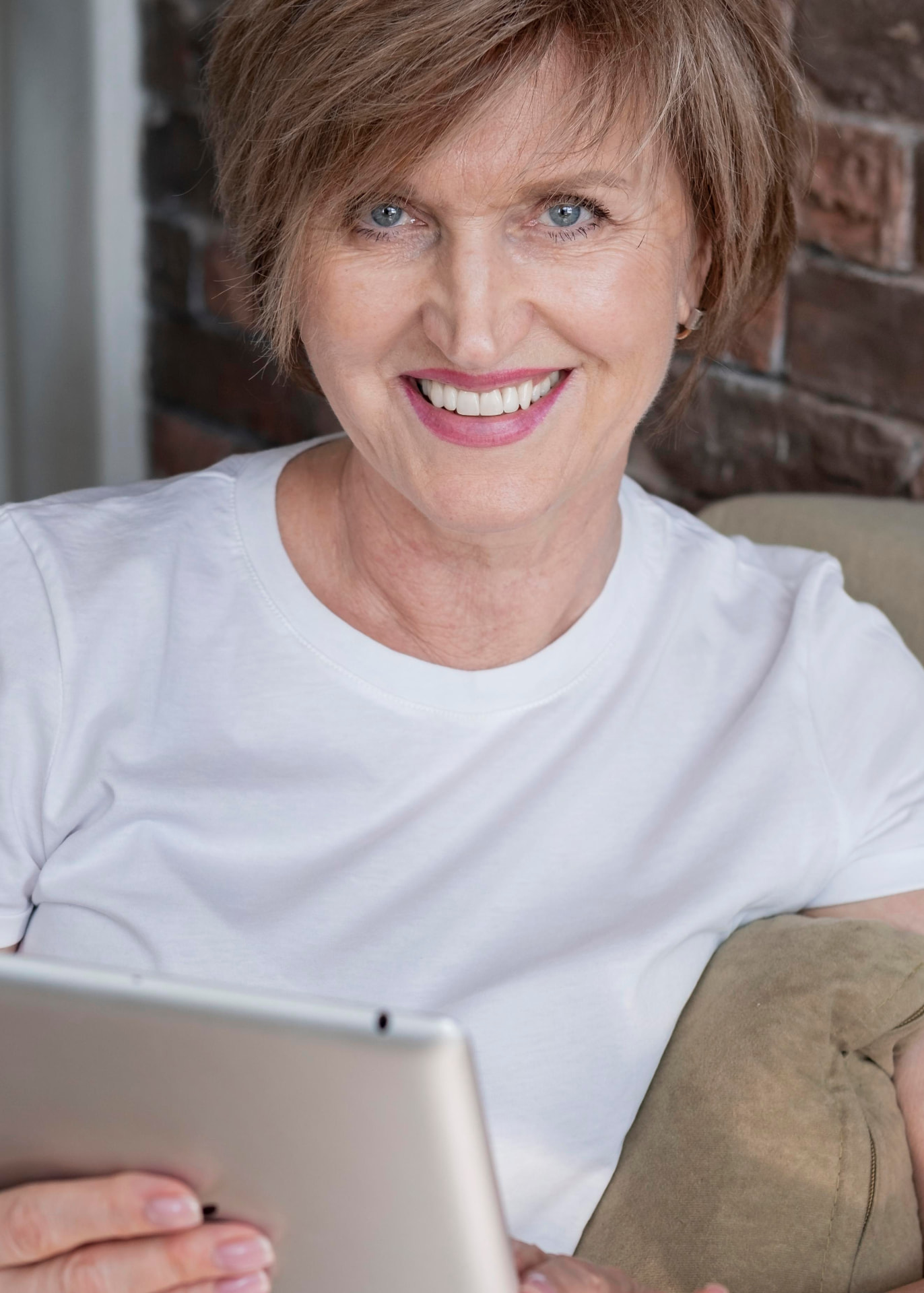 Vrouw die op een tablet de MenoCircle inhoud bekijkt